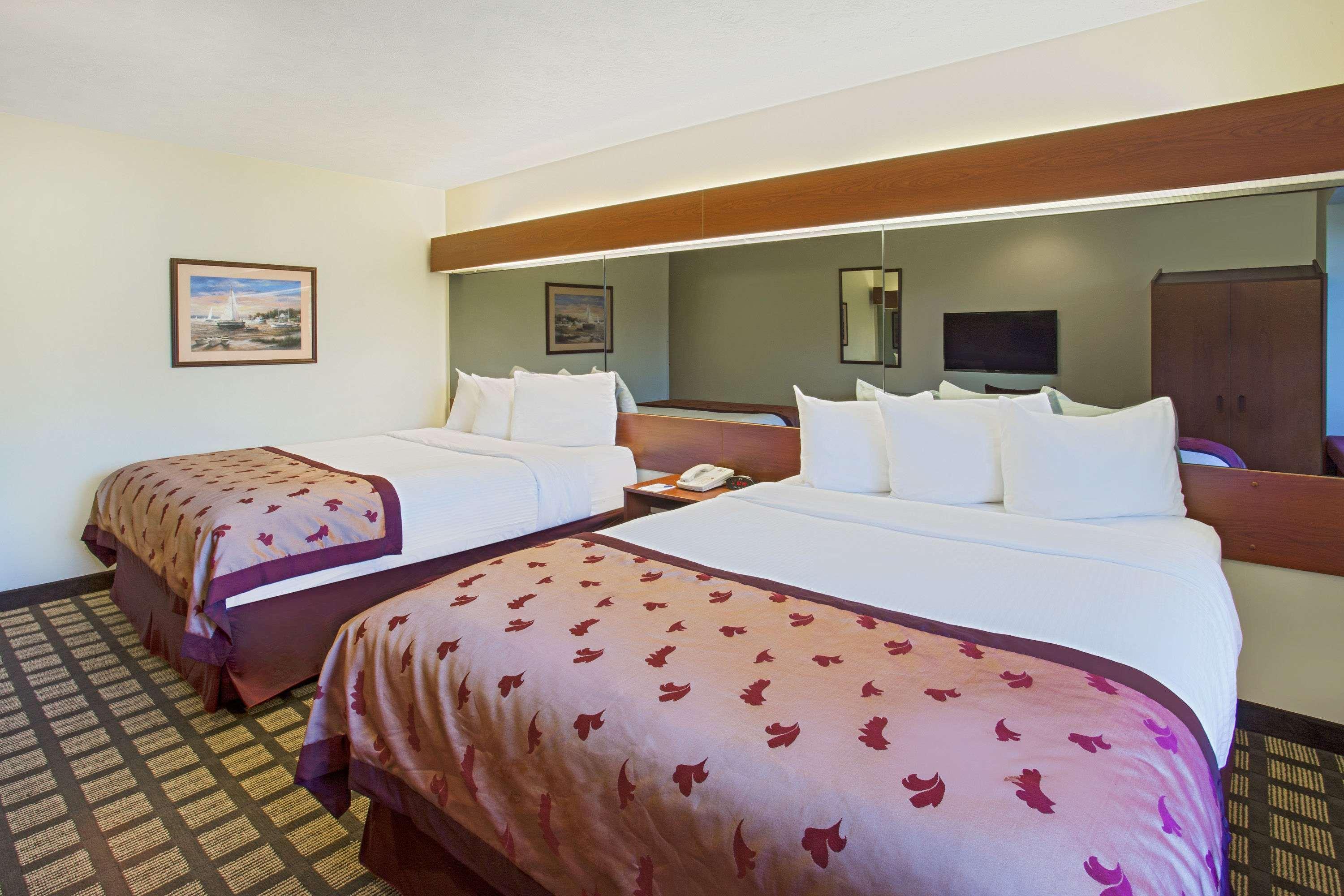 Microtel Inn & Suites By Wyndham Holland Exterior photo
